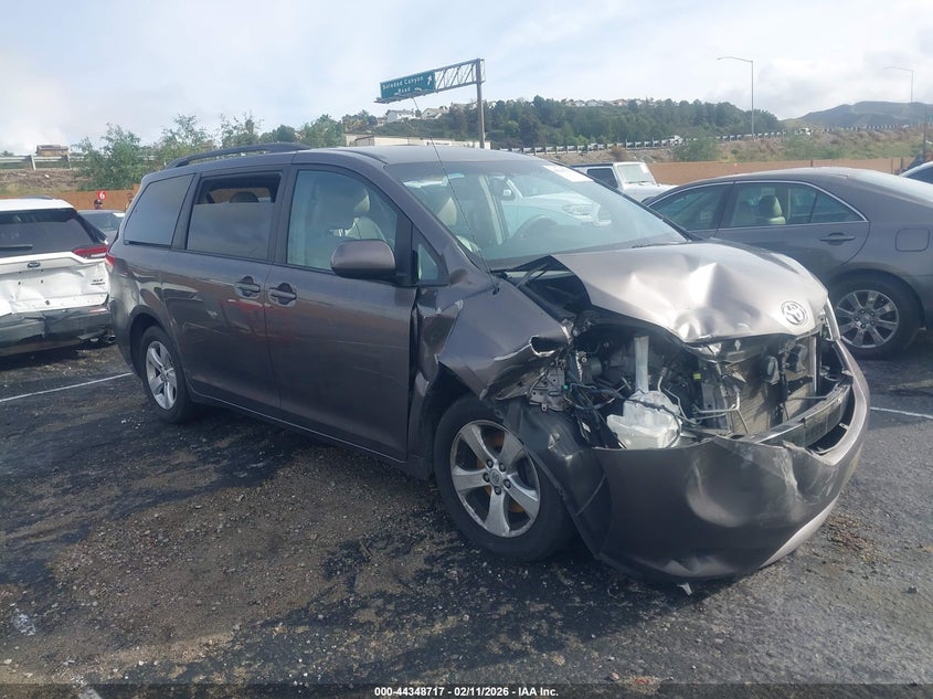 2013 Toyota Sienna Le V6 8 Passenger