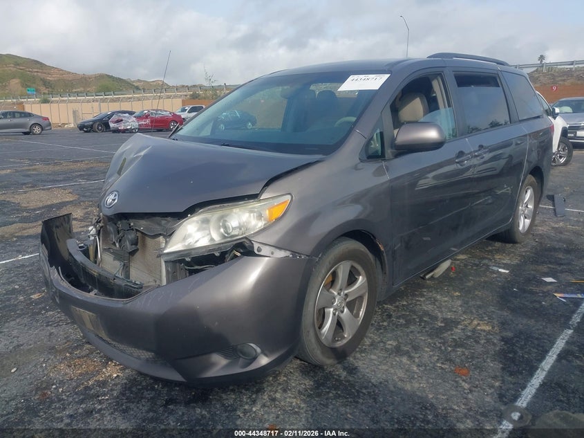 2013 Toyota Sienna Le V6 8 Passenger