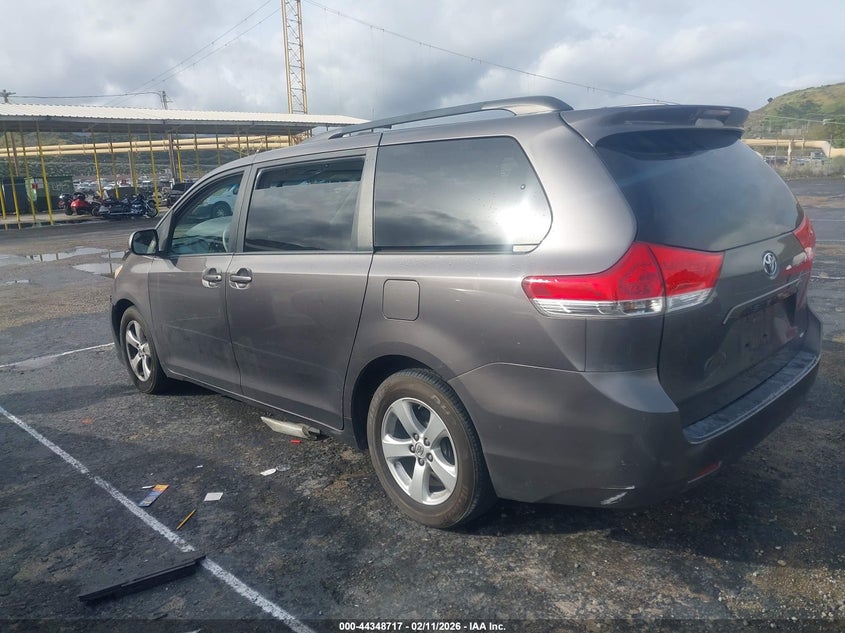 2013 Toyota Sienna Le V6 8 Passenger