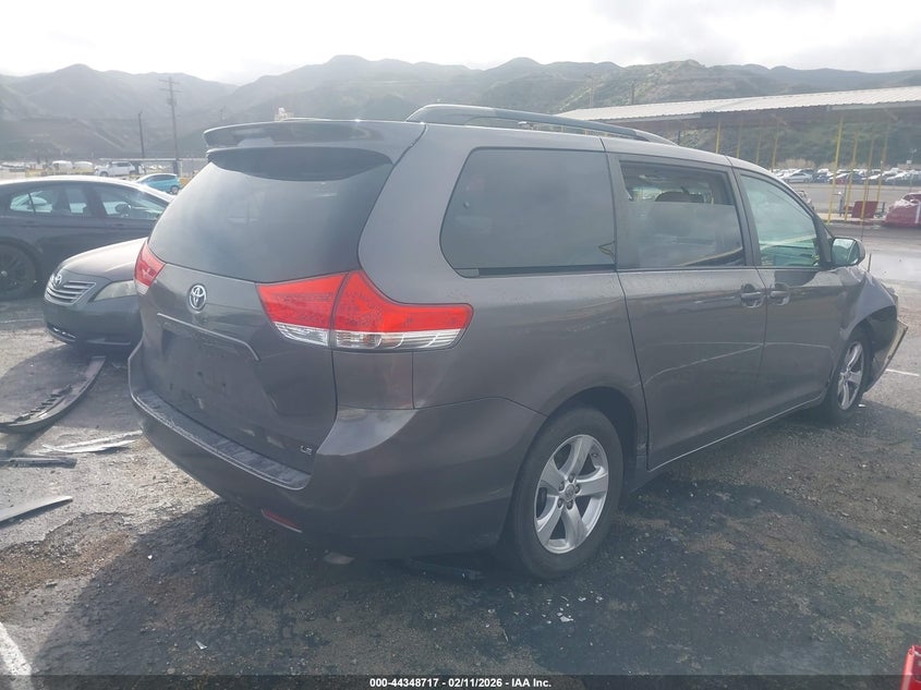 2013 Toyota Sienna Le V6 8 Passenger