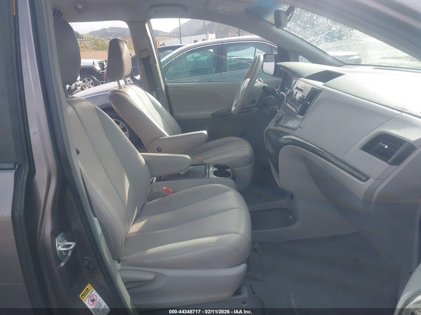 2013 Toyota Sienna Le V6 8 Passenger