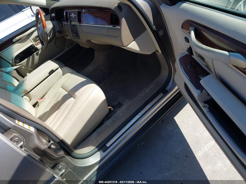 2003 Lincoln Town Car Signature