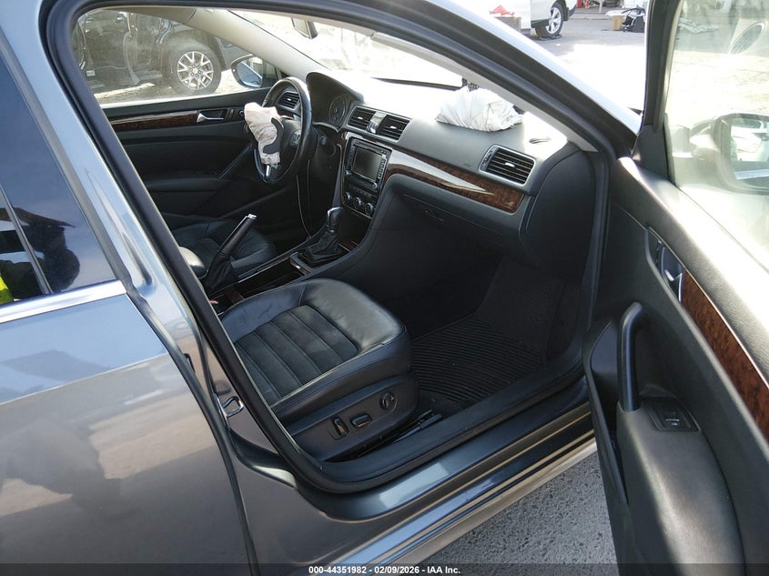 2012 Volkswagen Passat 3.6L V6 Sel Premium