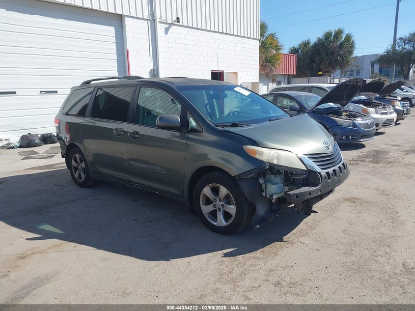 2013 Toyota Sienna Le V6 8 Passenger