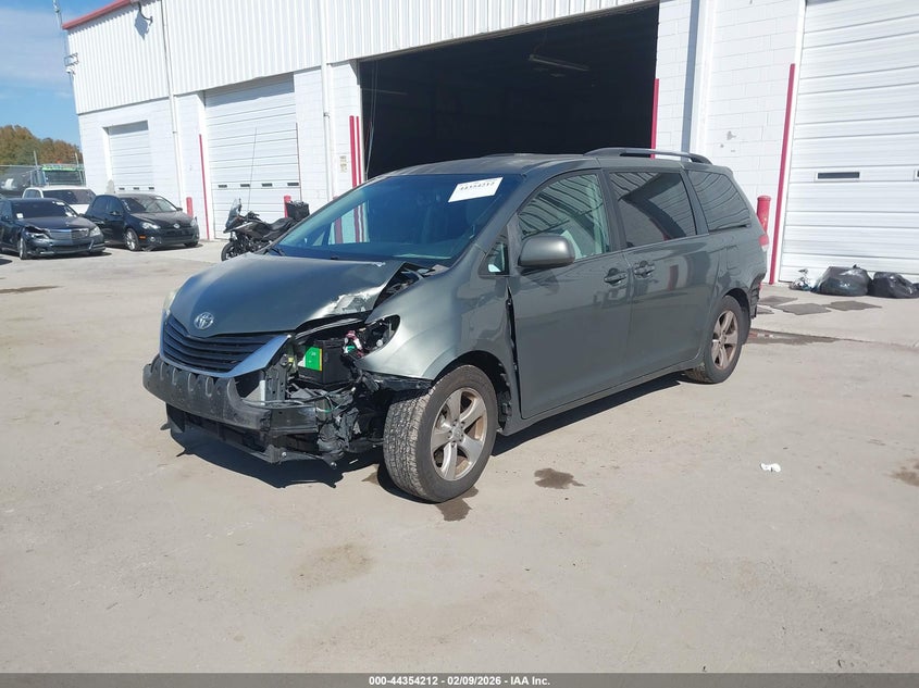 2013 Toyota Sienna Le V6 8 Passenger