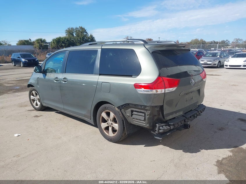 2013 Toyota Sienna Le V6 8 Passenger