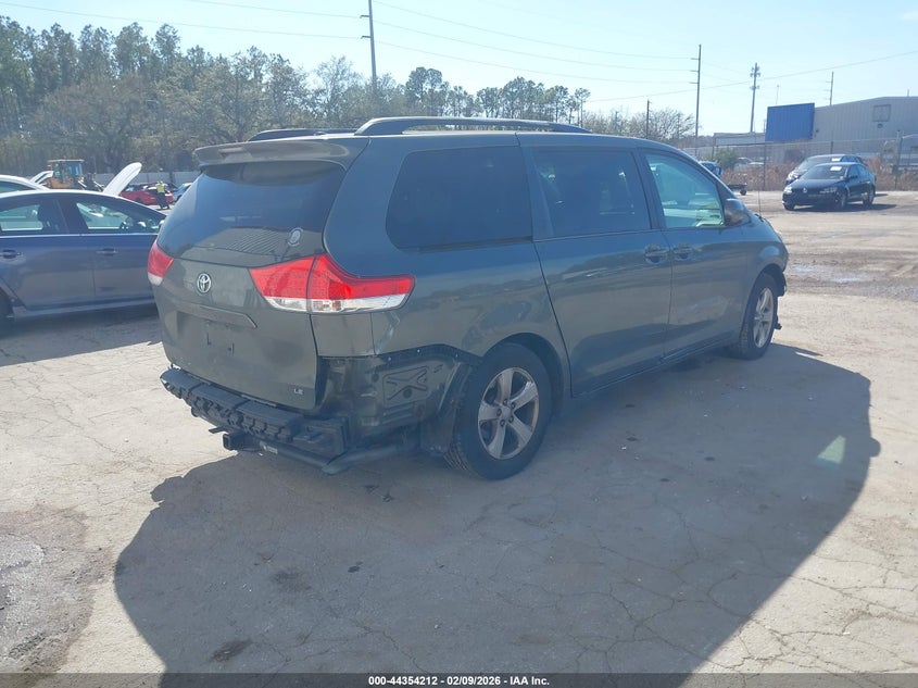 2013 Toyota Sienna Le V6 8 Passenger
