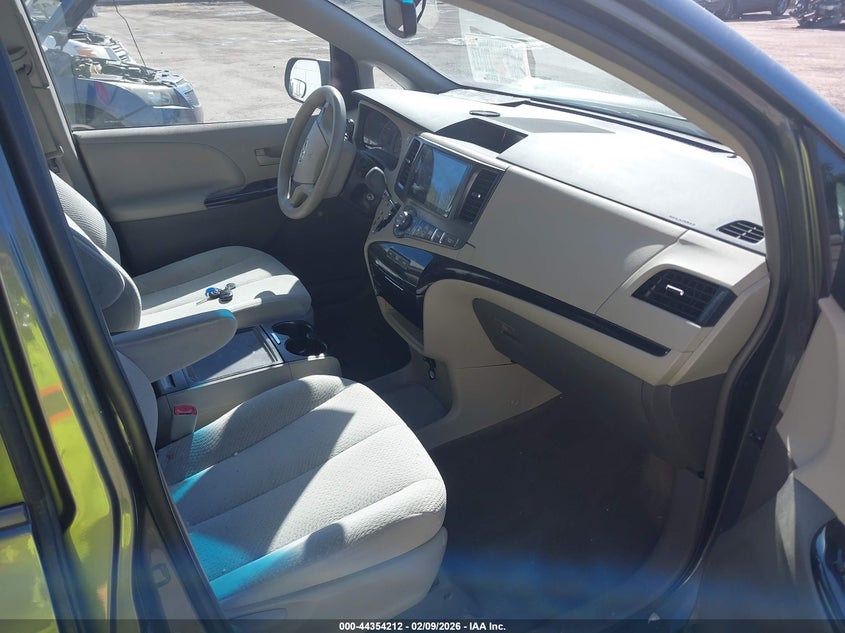 2013 Toyota Sienna Le V6 8 Passenger