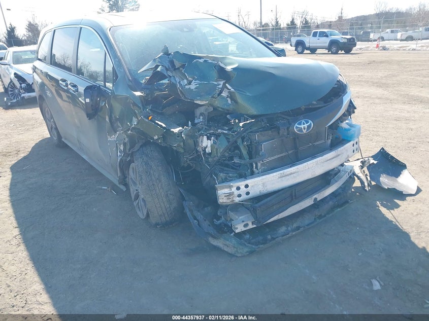 VIN 5TDYRKEC1PS172715 2023 TOYOTA SIENNA XLE