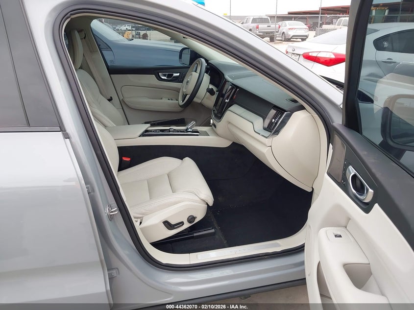 2024 Volvo Xc60 B5 Ultimate Dark Theme