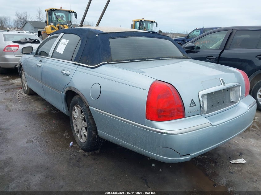 2006 Lincoln Town Car Signature Limited