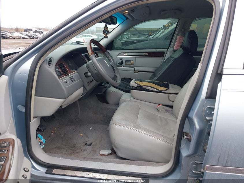 2006 Lincoln Town Car Signature Limited