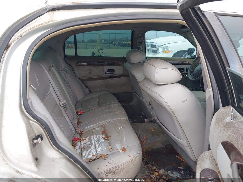 2000 Lincoln Town Car Signature VIN: 1LNHM82W9YY928938 Lot: 44362362