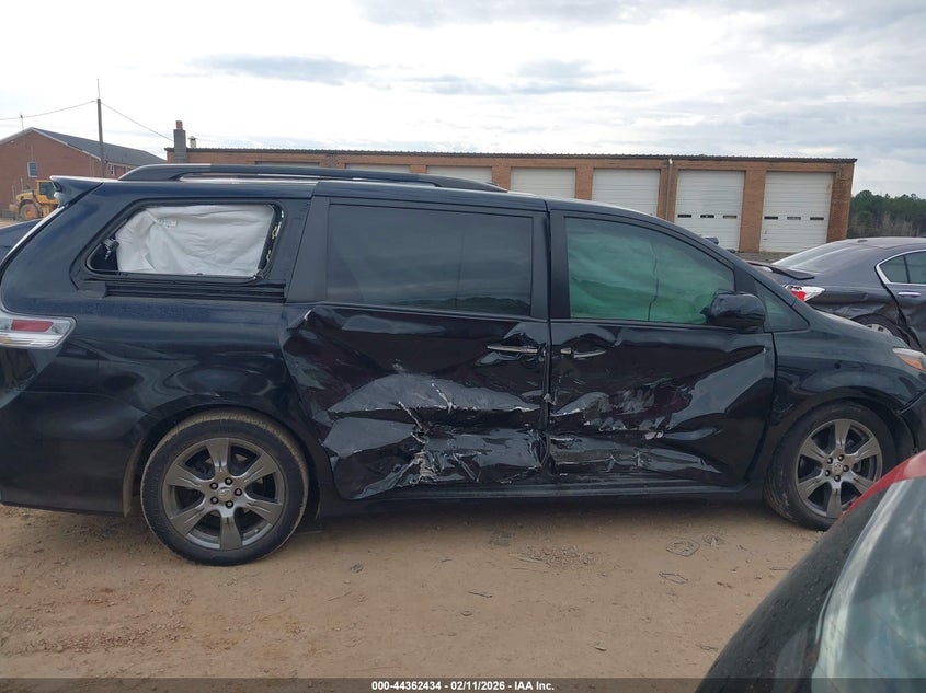 VIN 5TDXZ3DC0HS828973 2017 TOYOTA SIENNA SE PREMIUM 8 PASSENGER