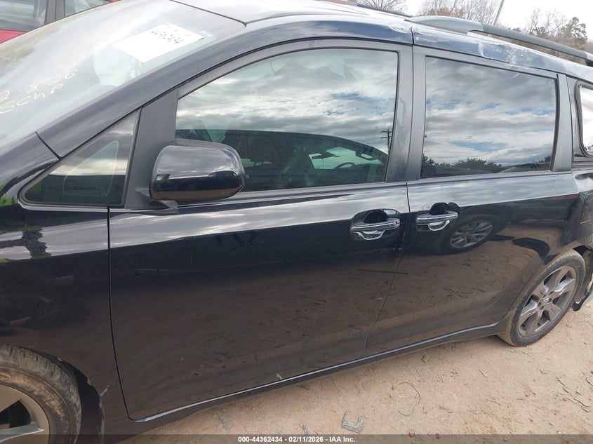 VIN 5TDXZ3DC0HS828973 2017 TOYOTA SIENNA SE PREMIUM 8 PASSENGER