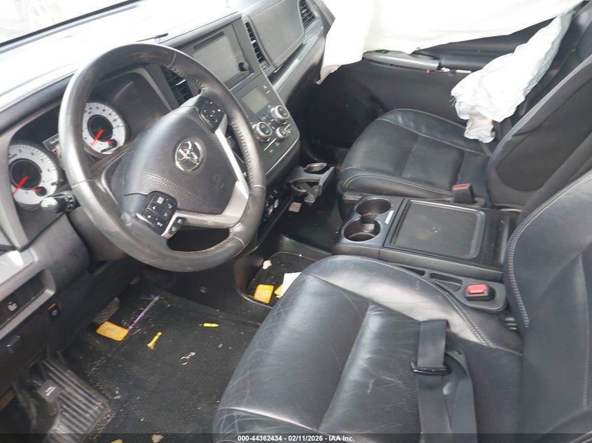 VIN 5TDXZ3DC0HS828973 2017 TOYOTA SIENNA SE PREMIUM 8 PASSENGER