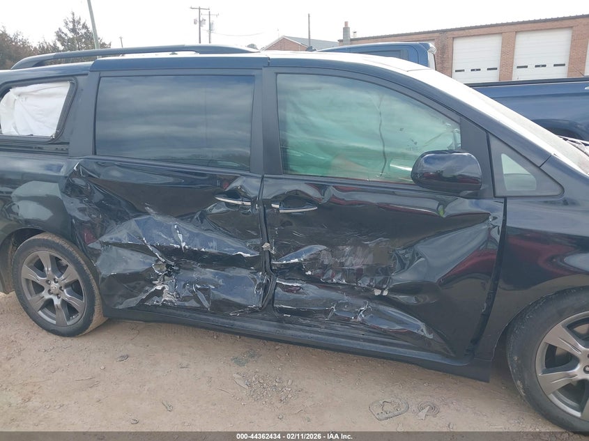 VIN 5TDXZ3DC0HS828973 2017 TOYOTA SIENNA SE PREMIUM 8 PASSENGER