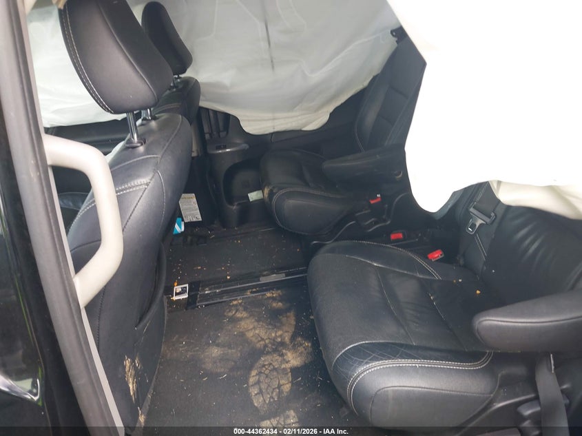 VIN 5TDXZ3DC0HS828973 2017 TOYOTA SIENNA SE PREMIUM 8 PASSENGER