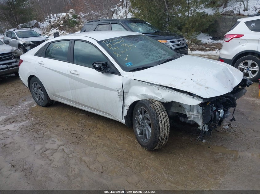 2024 HYUNDAI ELANTRA auction photo 1