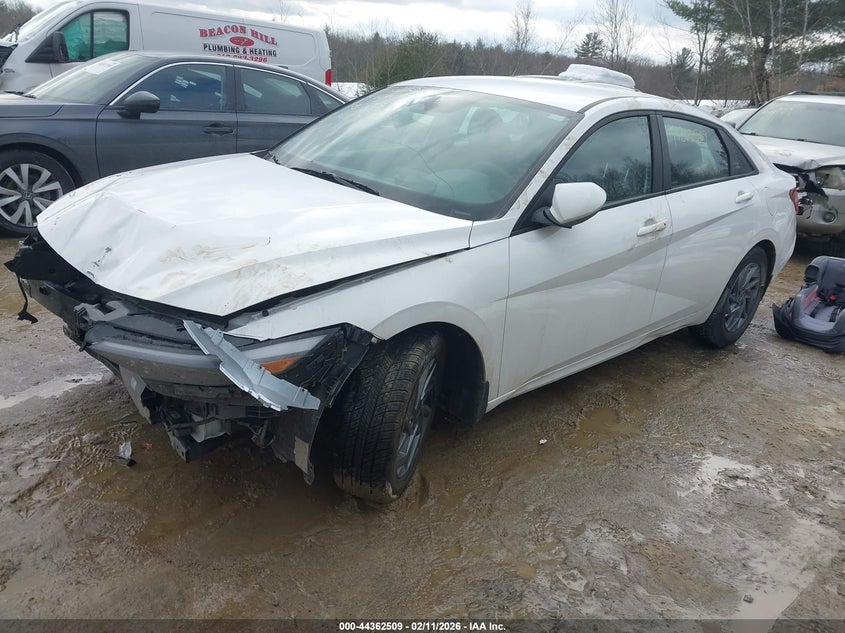 2024 HYUNDAI ELANTRA auction photo 2