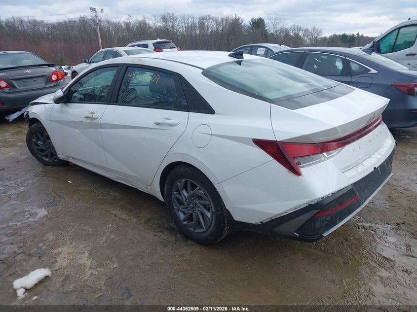2024 HYUNDAI ELANTRA auction photo 3