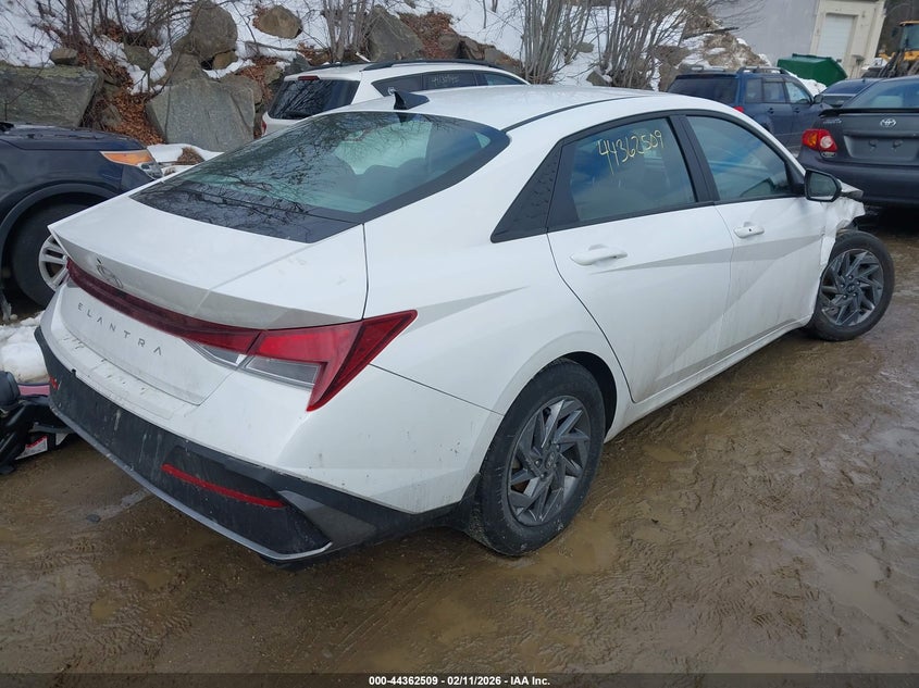 2024 HYUNDAI ELANTRA auction photo 4