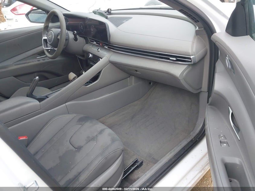 2024 HYUNDAI ELANTRA auction photo 5
