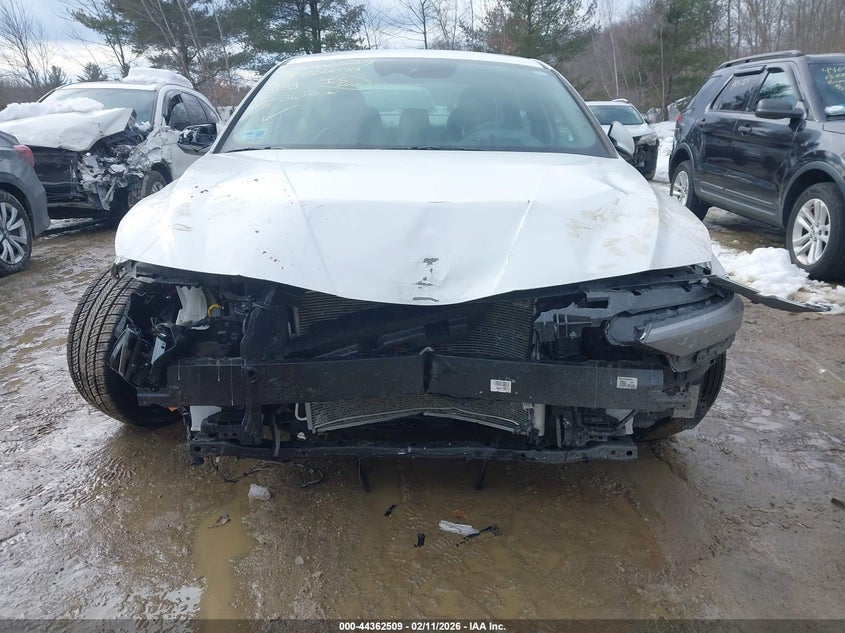 2024 HYUNDAI ELANTRA auction photo 6