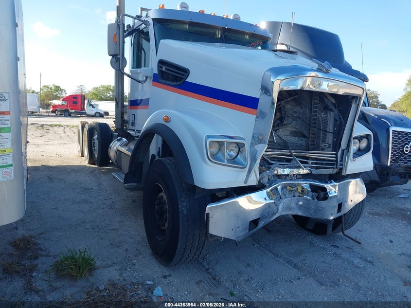 2019 Freightliner Sd122