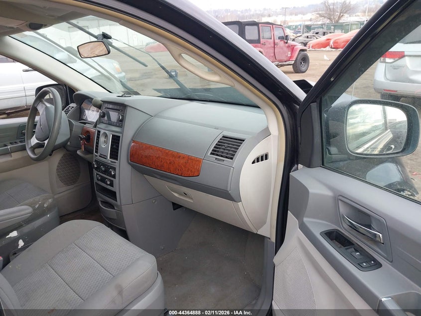 2009 Chrysler Town & Country Lx