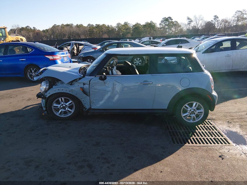 2013 Mini Hardtop Cooper VIN: WMWSU3C58DT682407 Lot: 44365093