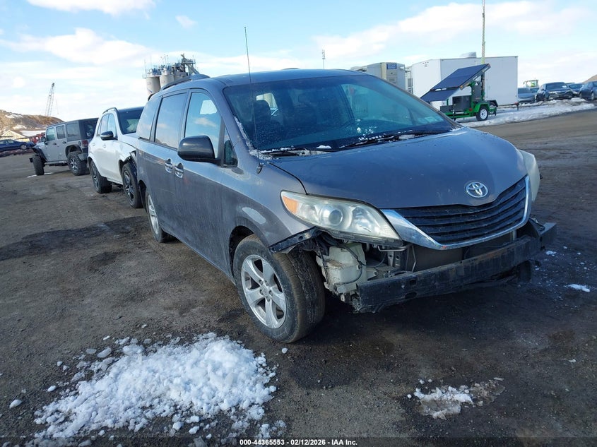2014 Toyota Sienna Le V6 8 Passenger