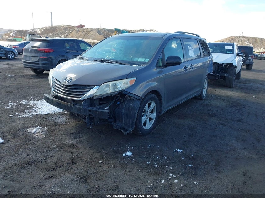 2014 Toyota Sienna Le V6 8 Passenger