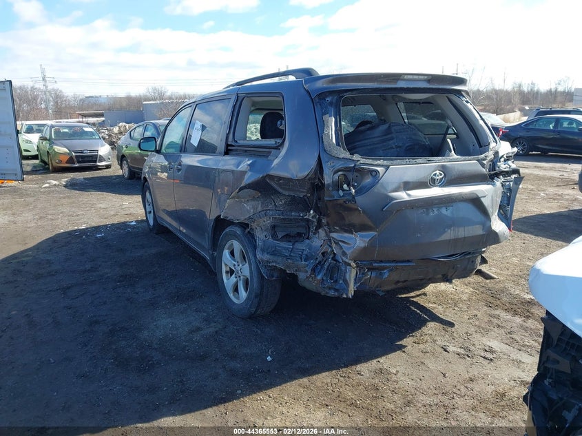 2014 Toyota Sienna Le V6 8 Passenger