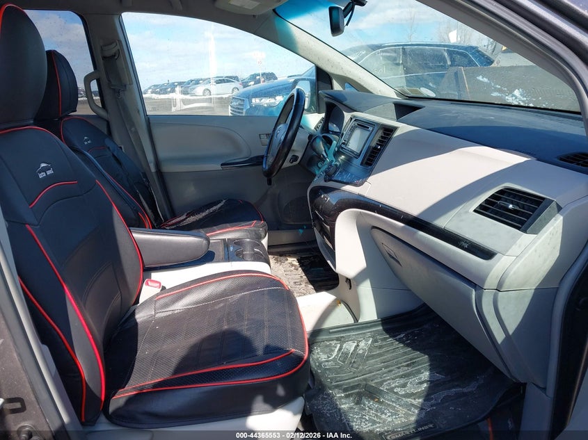 2014 Toyota Sienna Le V6 8 Passenger