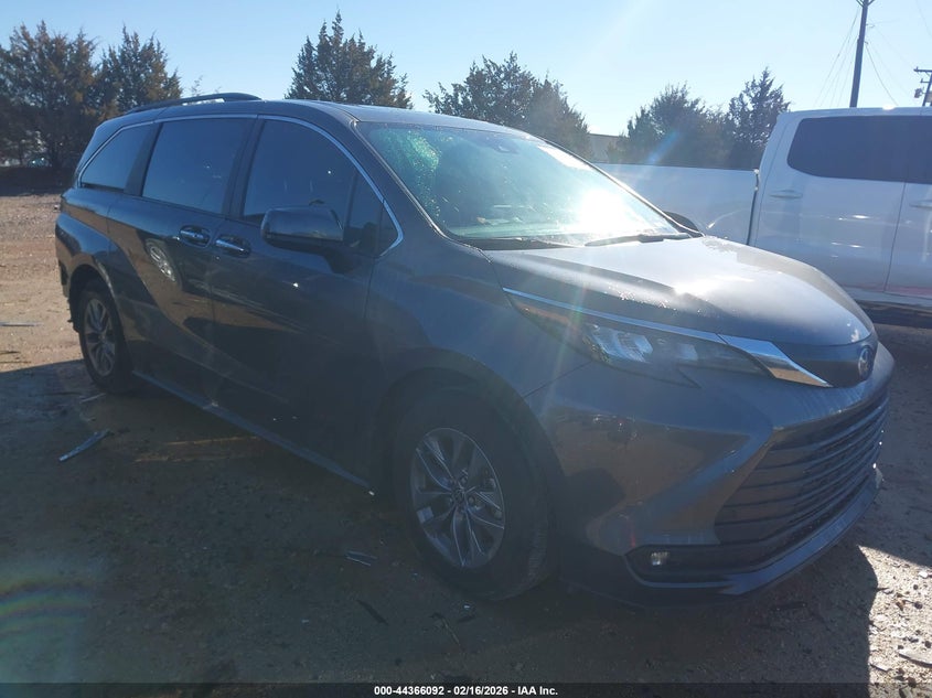 2025 Toyota Sienna Xle