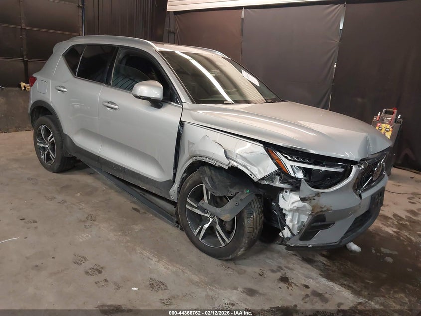 2024 Volvo Xc40 B5 Core Bright Theme/B5 Core Dark Theme