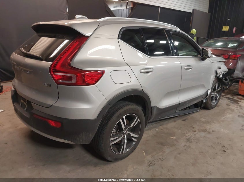 2024 Volvo Xc40 B5 Core Bright Theme/B5 Core Dark Theme