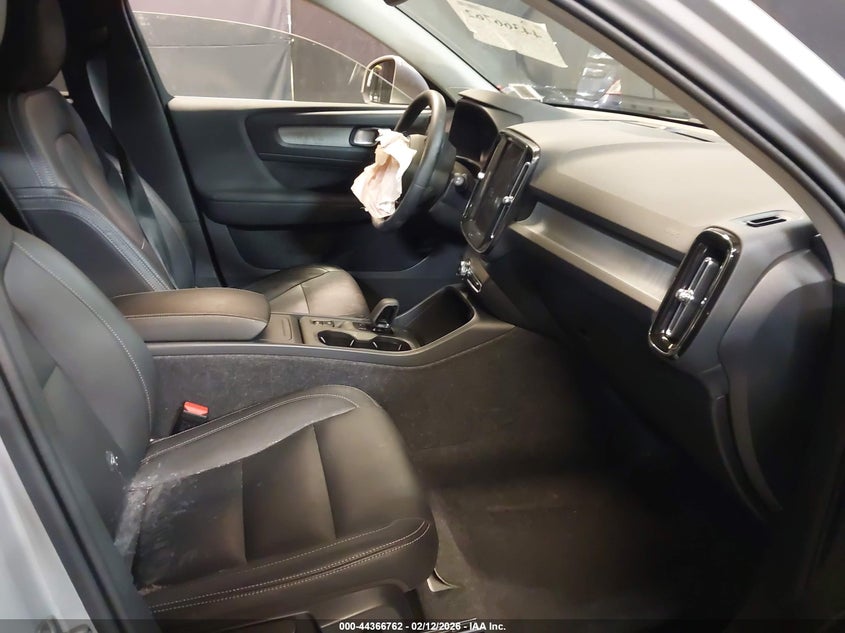 2024 Volvo Xc40 B5 Core Bright Theme/B5 Core Dark Theme