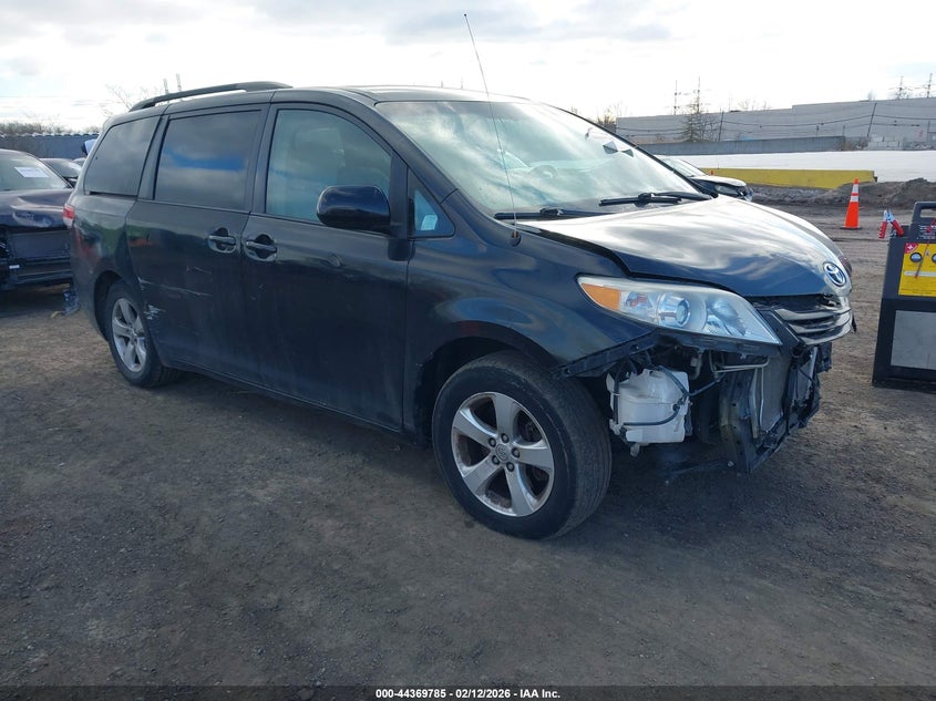 2013 Toyota Sienna Le V6 8 Passenger