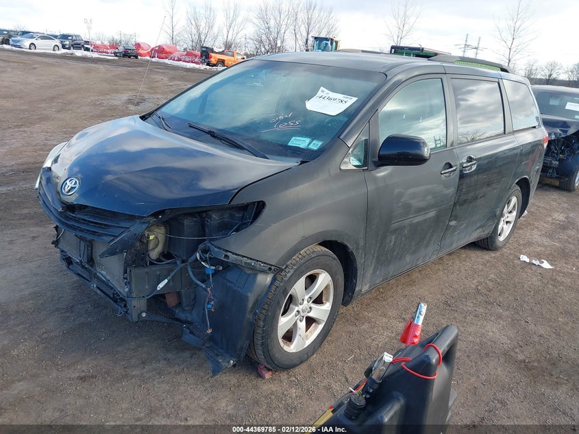 2013 Toyota Sienna Le V6 8 Passenger