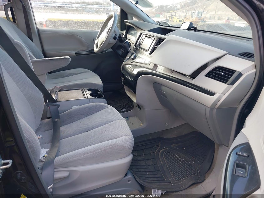 2013 Toyota Sienna Le V6 8 Passenger