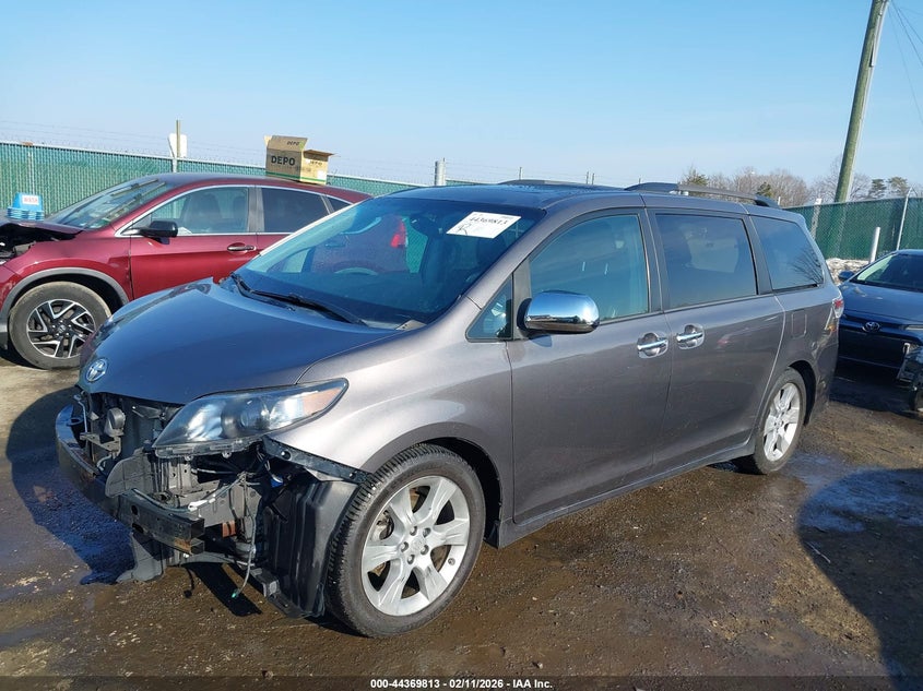 2013 Toyota Sienna Se 8 Passenger