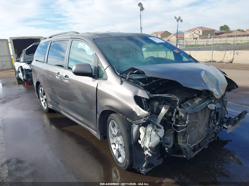 2013 Toyota Sienna Se 8 Passenger