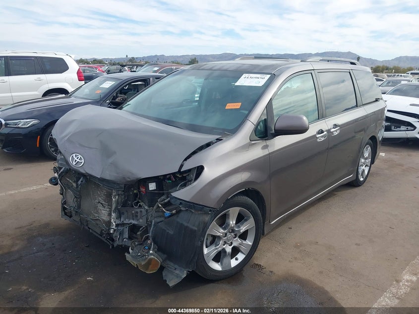 2013 Toyota Sienna Se 8 Passenger