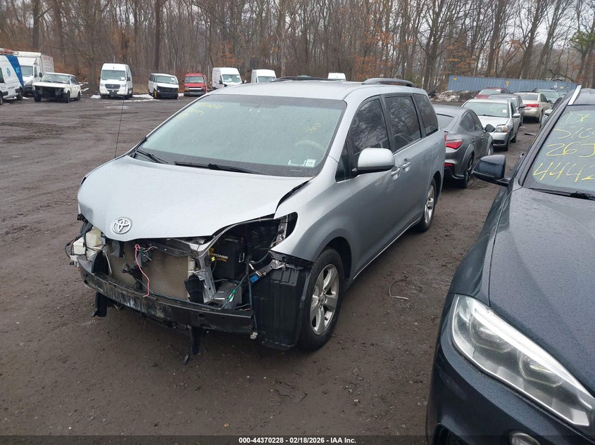 2013 Toyota Sienna Le V6 8 Passenger