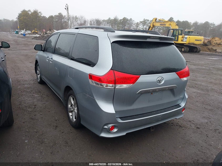 2013 Toyota Sienna Le V6 8 Passenger
