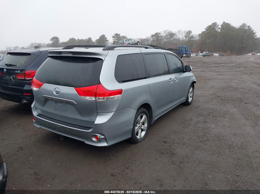2013 Toyota Sienna Le V6 8 Passenger