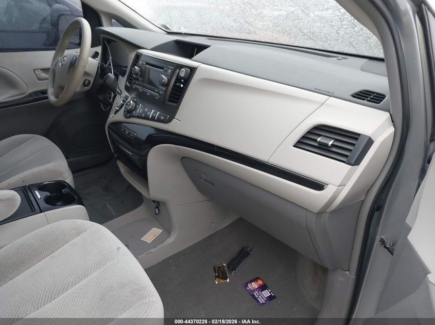 2013 Toyota Sienna Le V6 8 Passenger