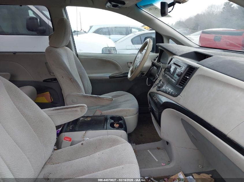 2014 Toyota Sienna Le V6 8 Passenger